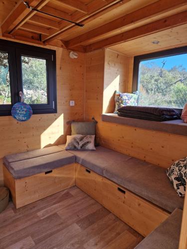 Istumisnurk majutusasutuses Tiny House Horses Hbergement Atypique Loul