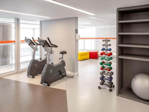 The fitness centre and/or fitness facilities at ibis budget Jundiai Shopping