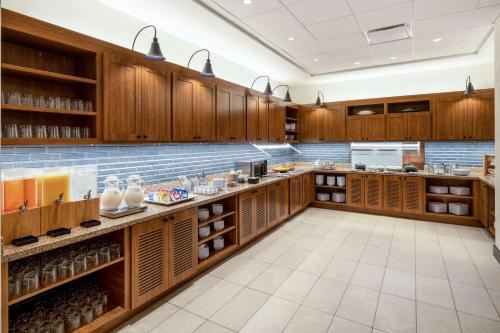 eine große Küche mit Holzschränken in der Unterkunft Hyatt Place Fort Worth-Alliance Town Center in Fort Worth