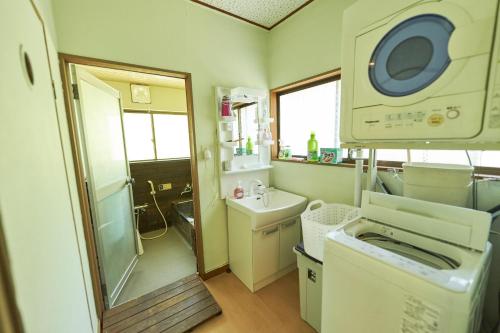 uma pequena casa de banho com um lavatório e um chuveiro em Sunland S45 - Vacation STAY 45835v em Saikubo