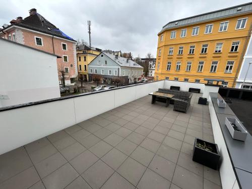 a view of a balcony with a bench and buildings at Ferienwohnung Gmunden City in Gmunden