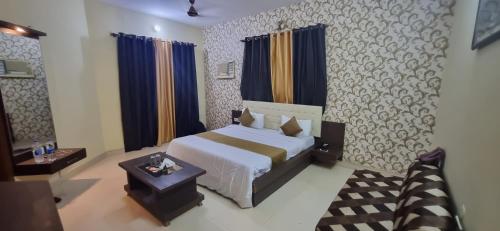 Un dormitorio con una cama y una mesa. en Hotel Sanctuary Resort, en Sawāi Mādhopur