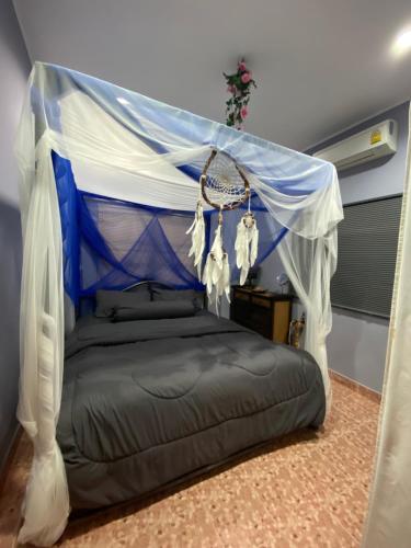Letto o letti in una camera di Beachfront bungalow south of Phuket