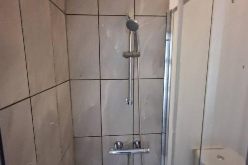 eine Dusche mit Glastür im Bad in der Unterkunft 3 Bedrooms semi-detached house,near airport,NEC in Birmingham