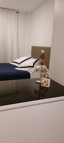 - une chambre avec un lit et une table avec une étoile dans l'établissement El Salvador 53, à Las Palmas de Gran Canaria