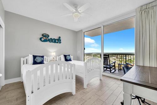 1 dormitorio con 2 camas blancas y balcón en Majestic Beach Towers 2-1701, en Panama City Beach