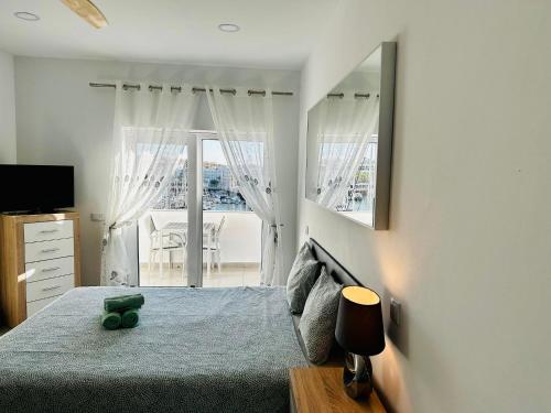 ein Schlafzimmer mit einem Teddybär auf einem Bett in der Unterkunft Studio apt with spectacular views of Lagos Marina in Lagos