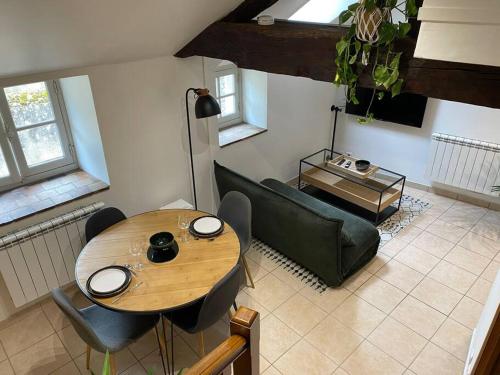 - un salon avec une table et un canapé dans l'établissement Dupplex, centre ville, à Blois