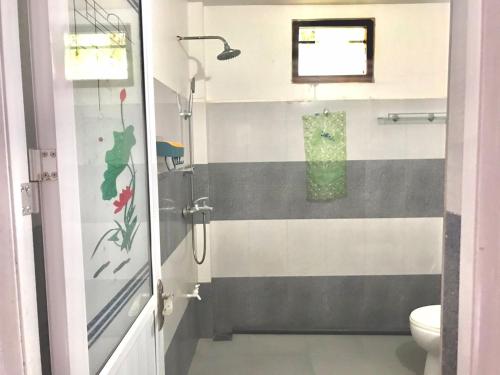 uma casa de banho com um chuveiro e um WC. em Family Villa Mirissa em Mirissa