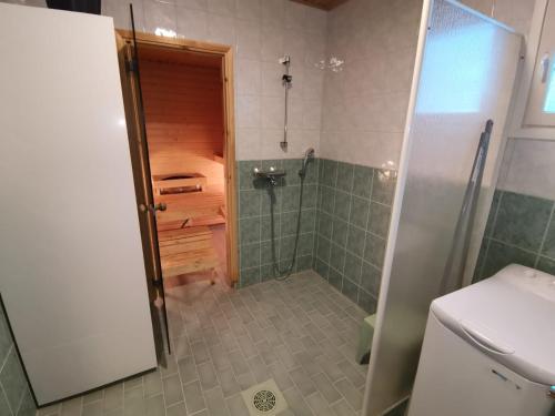 La salle de bains est pourvue d'une douche, de toilettes et d'un lavabo. dans l'établissement Kulta-Katti Apartments, à Vuokatti
