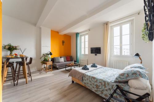 マルセイユにあるSTUDIO VIEUX-PORT VUE BASILIQUE NOTRE-DAMEのベッドルーム1室(ベッド1台付)、リビングルームが備わります。