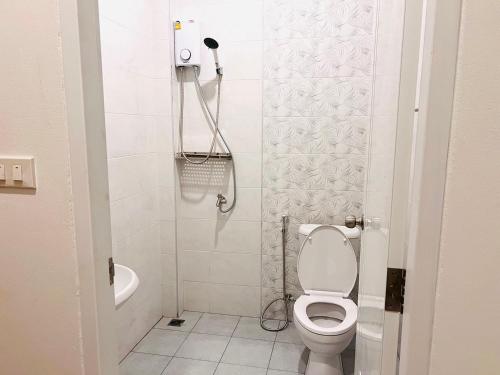 een kleine badkamer met een toilet en een douche bij Sisters Home ที่พักใกล้สวนพฤกษศาสตร์ ระยองแหลมแม่พิมพ์ in Ban Ko Kok