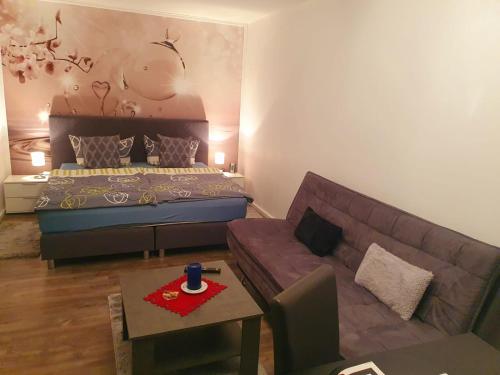 uma sala de estar com uma cama e um sofá em CrisAnd 4 Brockenblick em Altenau