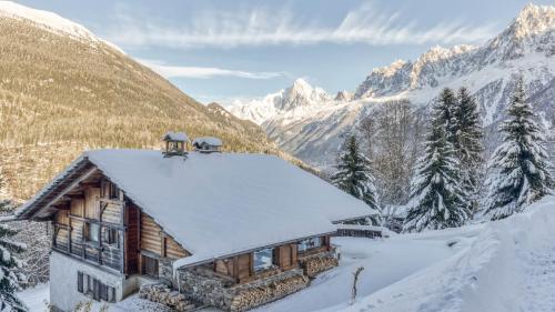 une cabane en rondins dans les montagnes recouvertes de neige dans l'établissement Chalet Castor, aux Houches
