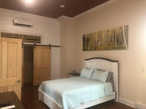 Un dormitorio con una cama y un cuadro en la pared. en Church Bells, en Wyalusing