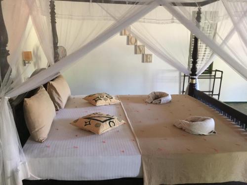 een slaapkamer met 2 bedden in een tent bij Blue skies guest house and restaurant in Tangalle