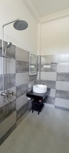 Bilik mandi di Serenity Lodge
