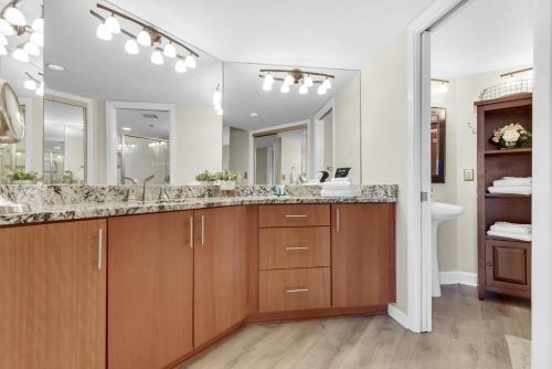 uma casa de banho com 2 lavatórios e um espelho grande em Inlet Reef 319 em Destin