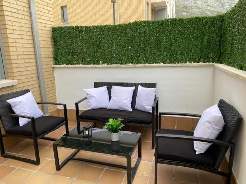 Posezení v ubytování Ubena Apartamento con piscina Playa 3 km VUT-4606-AS