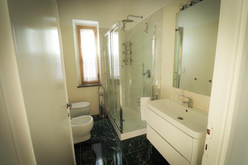 W łazience znajduje się umywalka, toaleta i prysznic. w obiekcie Home Sweet Home w mieście Vignanello