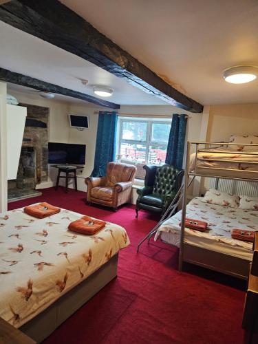 a bedroom with two bunk beds and a living room at The Royal Oak Hotel in Highpeak Junction