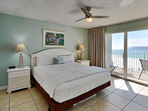 um quarto com uma cama e uma varanda com o oceano em Long Beach Resort Tower II 305 em Panama City Beach