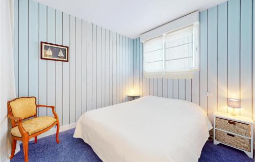 ein Schlafzimmer mit einem Bett, einem Stuhl und einem Fenster in der Unterkunft Amazing Apartment In Royan With Kitchen in Royan