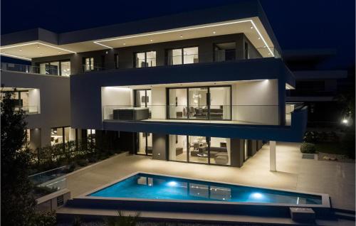 Pet Friendly Apartment In Malinskaの敷地内または近くにあるプール