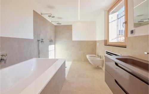 ein Badezimmer mit einer Badewanne, einem WC und einem Waschbecken in der Unterkunft Awesome Home In Recco With Wifi in Recco