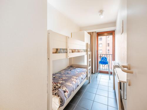 1 Schlafzimmer mit Etagenbetten und einem Schreibtisch in der Unterkunft Apartment in St Idesbald with Sea Views in Koksijde