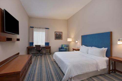 モンテレイにあるFour Points by Sheraton Monterrey Linda Vistaのベッド1台、薄型テレビが備わるホテルルームです。