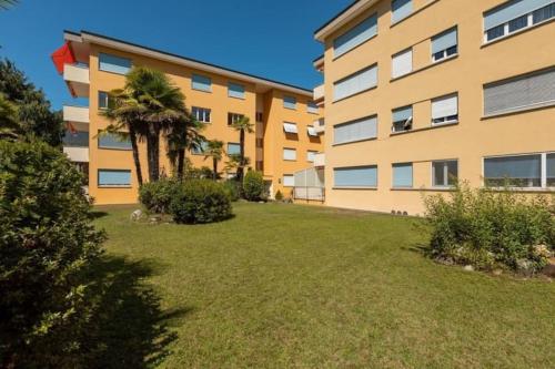 ein Apartmenthaus mit einem Hof davor in der Unterkunft Nuovo Appartamento con Vista! in Ascona