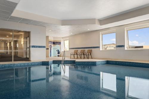 蒙特雷的住宿－蒙特雷林達維斯塔福朋喜來登酒店，大楼内一个带桌椅的游泳池