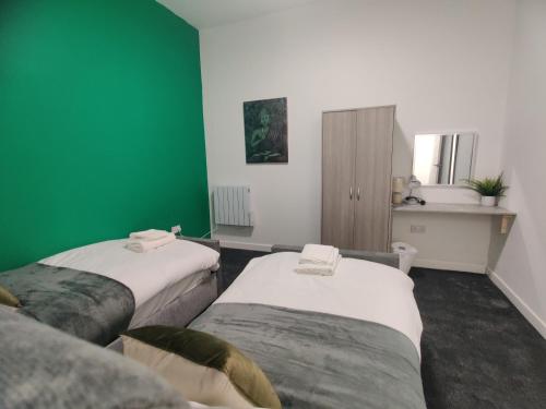 Ένα ή περισσότερα κρεβάτια σε δωμάτιο στο Modern 3-Bed Apartment with Kitchen in Town