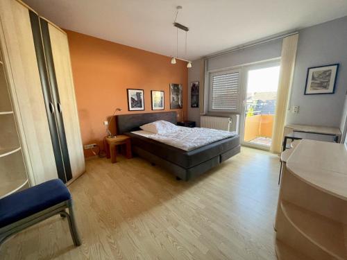 una camera con un letto e una grande finestra di Großzügige und romantische Wellnessoase mit privater Sauna in ruhiger Lage a Karlsbad