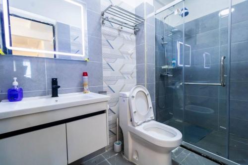 Ένα μπάνιο στο Luxury 1bdrm with an extra room Valley heights Kilimani