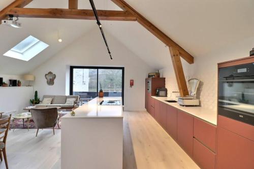 eine Küche und ein Wohnzimmer mit einer gewölbten Decke in der Unterkunft Appartement (8 pers.) design. in Profondeville