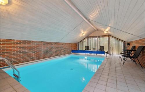 Vester Sømarken的住宿－Lovely Home In Aakirkeby With Kitchen，一座带砖墙的大型游泳池