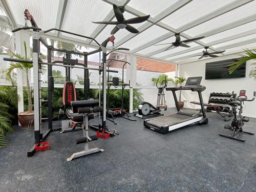 un gimnasio con varias bicicletas estáticas y un techo en Beautiful private 3 bedroom villa with pool and gym en Rawai Beach