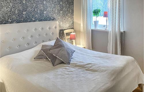 - une chambre avec un lit blanc et 2 oreillers dans l'établissement Lovely Home In Ydre With Ethernet Internet, à Ekäng