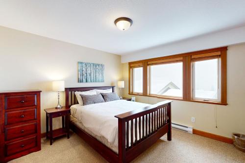 een slaapkamer met een groot bed en een raam bij Tree Tops 10 in Big White
