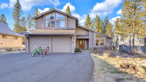 two bikes parked in front of a house at Big Leaf - Unit 6 in Sunriver
