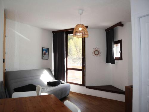 un salon avec un canapé, une table et une fenêtre dans l'établissement Studio cosy 4 pers, skis aux pieds, balcon Sud, centre station - FR-1-322-304, aux Orres
