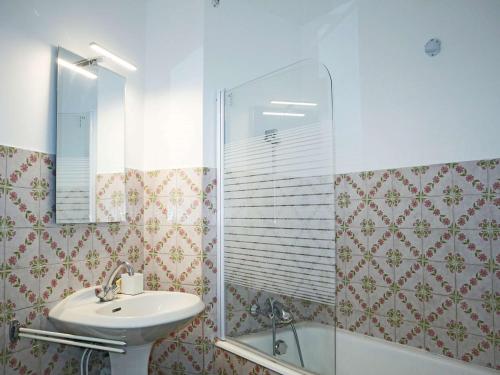 une salle de bain avec un lavabo et une douche dans l'établissement Studio cosy 4 pers, skis aux pieds, balcon Sud, centre station - FR-1-322-304, aux Orres