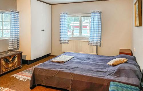 una camera con letto e finestra con tende di Stunning Home In Katrineholm With Wi-fi a Katrineholm