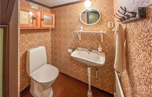 ein kleines Bad mit WC und Waschbecken in der Unterkunft Stunning Home In Katrineholm With Wi-fi in Katrineholm