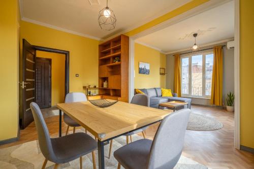 Χώρος καθιστικού στο Golden Glow Residence