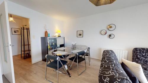 un salon avec une table et un canapé dans l'établissement Le Mary Time Face Mer, à Saint-Gilles-Croix-de-Vie