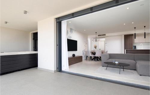 3 Bedroom Pet Friendly Apartment In Malinska