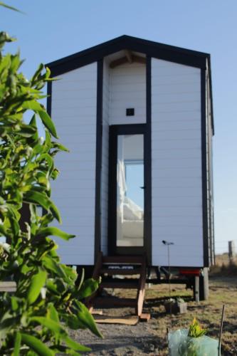 uma pequena casa está a ser construída com as portas abertas em Coastal Haven - Port Fairy Tiny Homes em Killarney